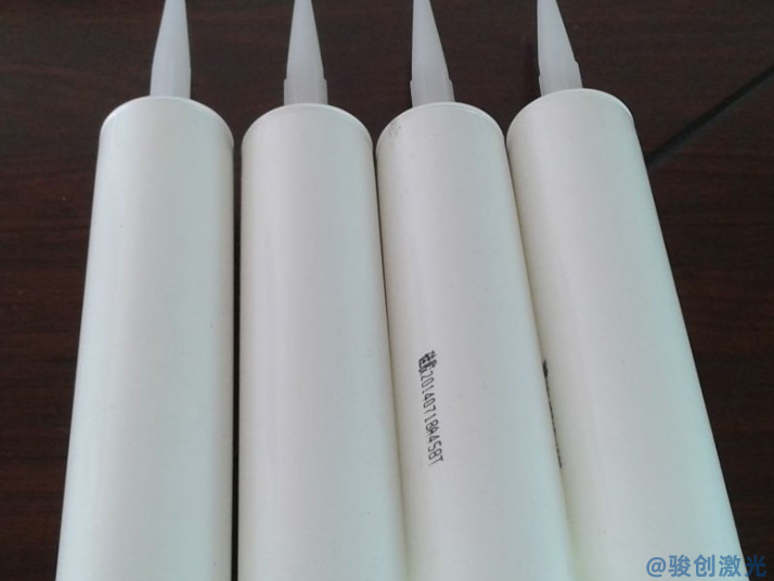 如何使用打標機在白色硅膠上打印黑色字體